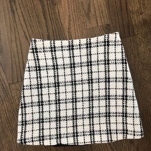 Adorable white and black textured mini skirt!